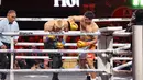 Pada laga ini, Fadly Faisal, kakak kandung dari Fuji, mewakili Indonesia menghadapi debutan sekaligus YouTuber Malaysia, Aisar Khaled. (Bola.com/Abdul Aziz)