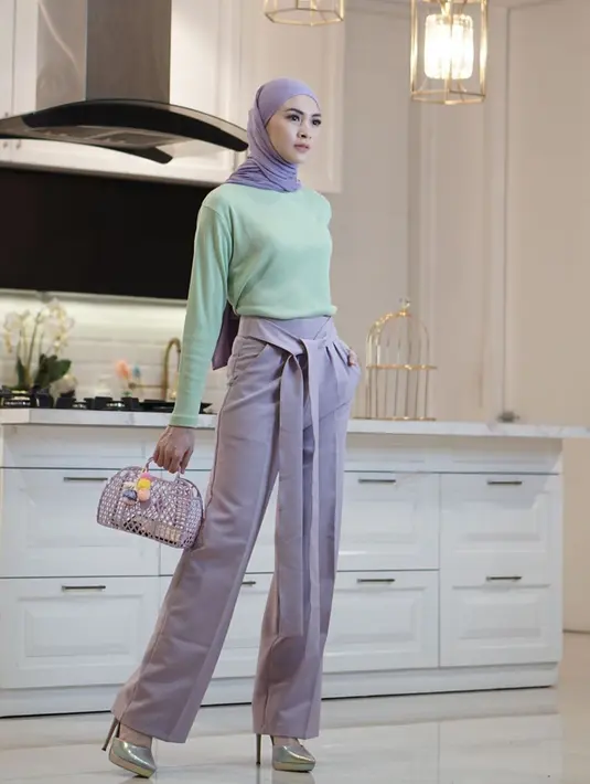 Tampil dalam busana pastel, Donita terlihat begitu menawan. Ia pun selalu terlihat memadukan hijab serta celana dan tas dalam satu warna senada. (Liputan6.com/IG/@donitabhubiy)