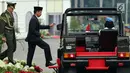 Presiden Jokowi menaiki mobil komando untuk melakukan inspeksi pasukan saat apel bersama Wanita TNI, Polwan dan segenap wanita komponen bangsa di Silang Monas, Jakarta, Rabu (25/4). Apel digelar memperingati Hari Kartini 2018. (Liputan6.com/Johan Tallo)