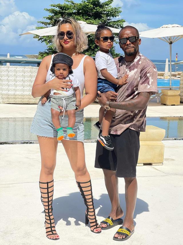 7 Gaya Kimmy Jayanti saat Momong Kedua Anaknya, Tetap Menawan