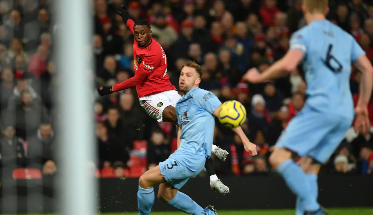 Bek Manchester United, Aaron Wan-Bissaka (kiri) gagal melakukan tendangan dari titik penalti ke gawang Burnley dalam pertandingan pekan ke-24 kompetisi Liga Inggris 2019-2020 di Old Trafford, Rabu (23/1/2020). MU tidak berdaya di kandang sendiri usai takluk 0-2 dari Burnley. (Paul ELLIS/AFP)