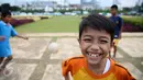 Sejumlah anak bermain bola di Tugu Tani, Jakarta, Jumat (2/10/2015). Pemprov DKI Jakarta akan menambah ruang publik terpadu ramah anak (RPTRA) sebanyak 150 lokasi dengan menggunakan dana dari program CSR.(Liputan6.com/Faizal Fanani)