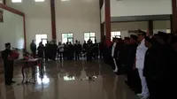 Sekda Kabupaten Cirebon, Yayat Ruhyat, mendadak walk out saat akan dilantik oleh Bupati Sunjaya Purwadisastra pada Rabu (3/1/2018). (Liputan6.com/Panji Prayitno)