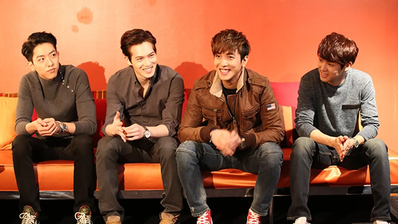 Billboard Angkat Topi untuk CNBLUE