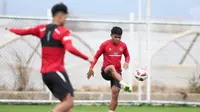 Bek Timnas Indonesia, Asnawi Mangkualam, melakukan latihan bersama jelang Piala Asia 2023. (dok. PSSI)