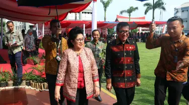 Menkes Nila F. Moeloek bersama Menkumham Yasonna H. Laoly tiba menghadiri peringatan Hari Aids Sedunia di Lapas Narkotika Kelas IIA Cipinang, Jatinegara, Jakarta Timur, Senin (17/12). (Liputan6.com/Johan Tallo)