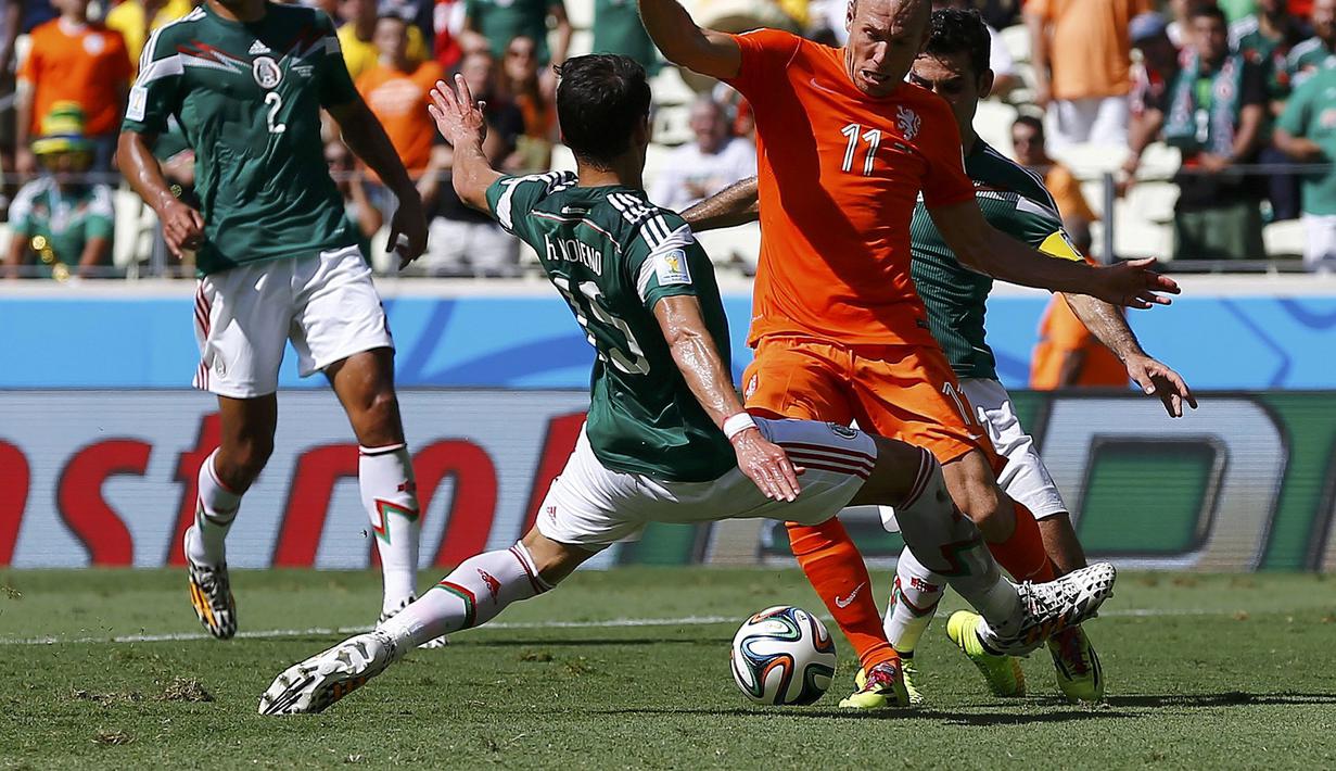 Bek Meksiko, Hector Moreno mengalami benturan dengan penyerang Belanda Arjen Robben dalam pertandingan 16 besar Piala Dunia 2014, Brasil, Minggu (29/6/14). (REUTERS/Marcelo Del Pozo)