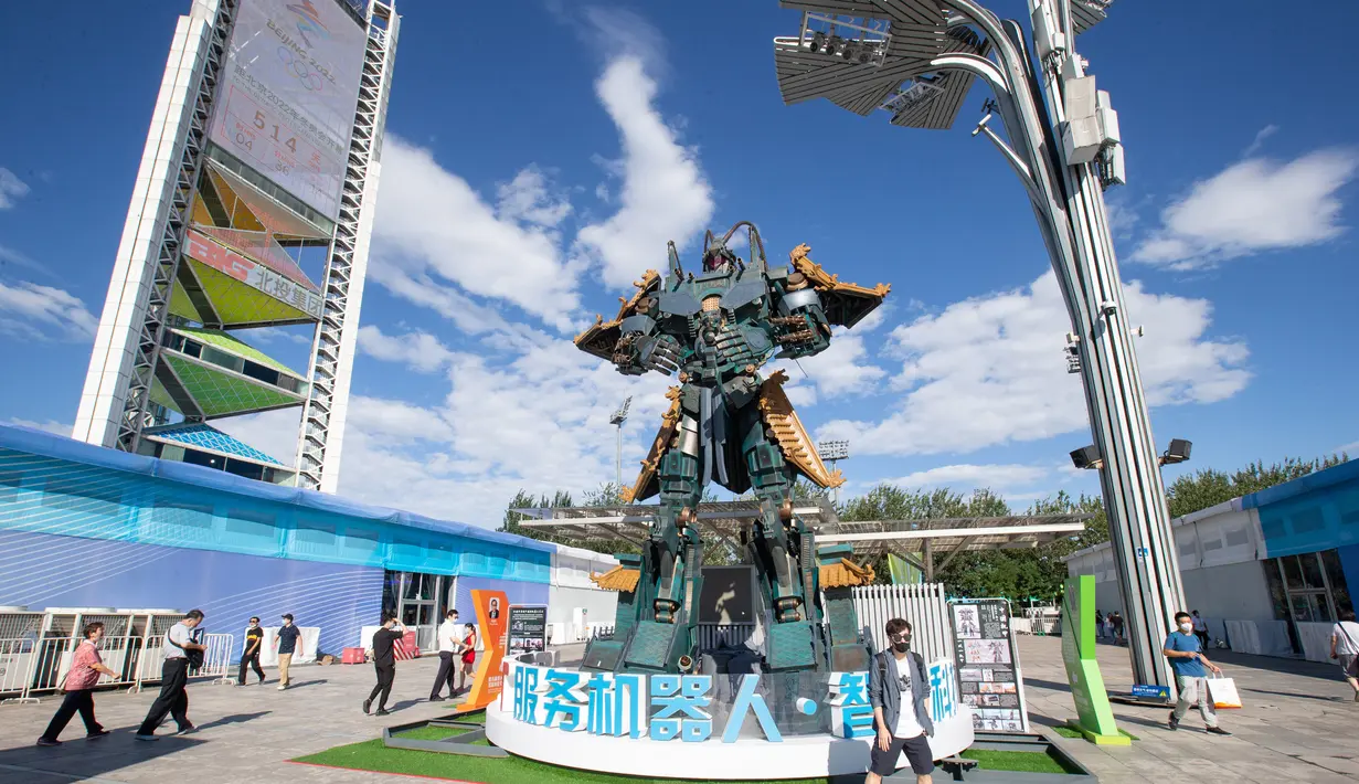 Orang-orang mengunjungi area ekshibisi luar ruangan Pameran Perdagangan Jasa Internasional China (China International Fair for Trade in Services/CIFTIS) 2020 di Beijing, ibu kota China, pada 8 September 2020. CIFTIS 2020 akan berakhir pada 9 September. (Xinhua/Xu Jinquan)