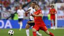 Striker Inggris, Jamie Vardy, berebut bola dengan bek Belgia, Thomas Vermaelen, pada laga grup G Piala Dunia di Stadion Kaliningrad, Kaliningrad, Rabu (28/6/2018). Belgia menang 1-0 atas inggris. (AP/Alastair Grant)