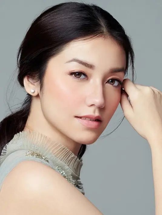 Melihat hasil photoshoot memukau lainnya dari Velove Vexia. Bak bidadari, Velove tampil dengan makeup nude bernuansa merah muda yang pas di kulitnya. Foto: Instagram.