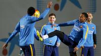 Penyerang Barcelona Lionel Messi (tengah) saat berlatih bersama rekan - rekannya di tempat latihan Joan Gamper, Barcelona, Spanyol, Jumat, (20/11). Sesi latihan kali ini dalam jelang laga El Clasico minggu dini hari nanti. (REUTERS/Albert Gea)