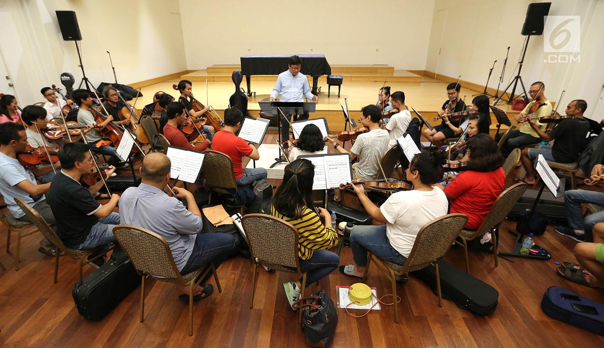 Konduktor Avip Priatna saat memimpin latihan jelang konser Sabda Semesta di Jakarta, Senin (25/9). The Resonanz Music Studio di bawah naungan Avip Priatna akan menggelar konsernya pada 29 September 2018. (Liputan6.com/Fery Pradolo)