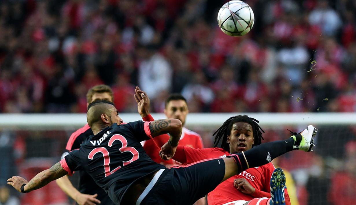 Arturo Vidal (kiri), berebut bola dengan pemain Benfica, Renato Sanches, pada leg kedua perempat final Liga Champions di Estadio da Luz, Lisbon, Kamis (14/4/2016) dini hari WIB. (AFP/Francisco Leong) 