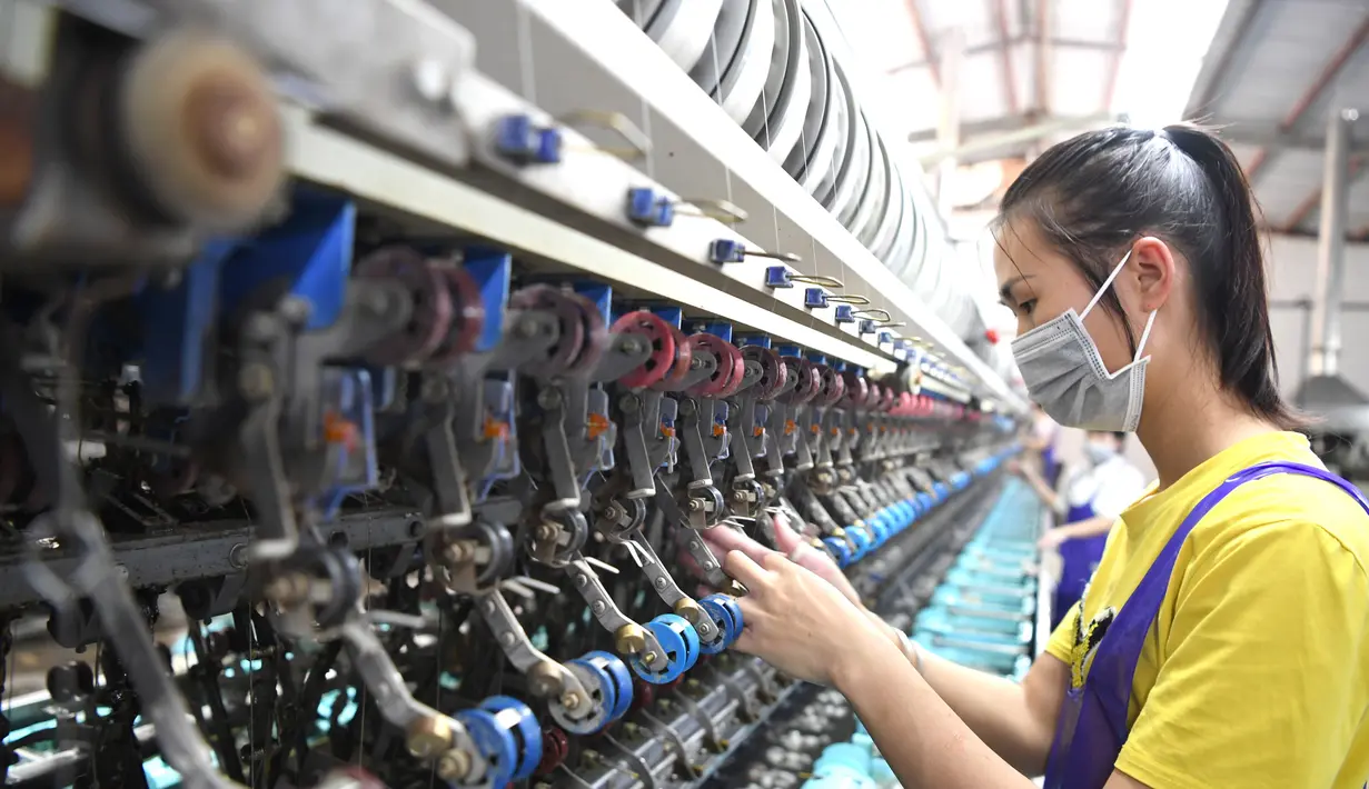 Seorang pegawai bekerja di pabrik penggulungan sutra di Wilayah Lingyun, Daerah Otonom Etnis Zhuang Guangxi, China selatan, 17 April 2020. Guangxi melakukan percepatan pembangunan infrastruktur transportasi di daerah miskin dan pelaksanaan proyek air minum. (Xinhua/Zhou Hua)