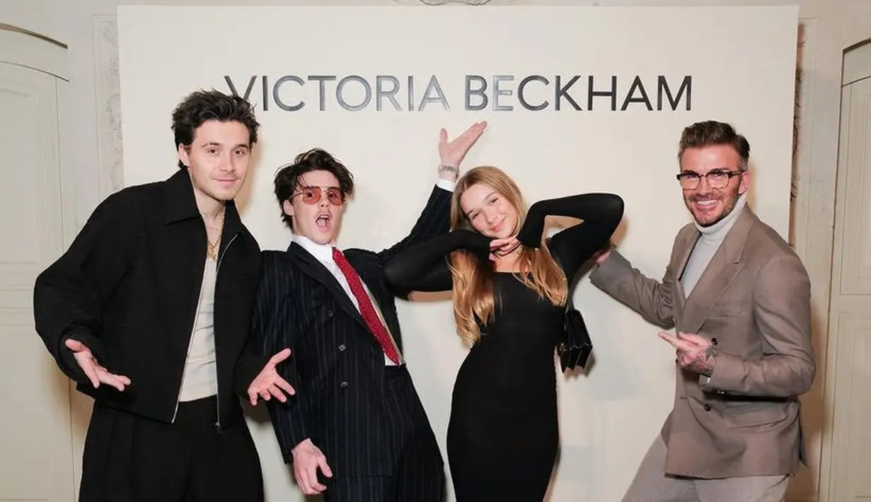 Harper tampil dengan bodycon dress hitam lengan panjang dipadukan sneakers putih.[@davidbeckham]