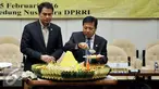 Ketua Fraksi Partai Golkar, Setya Novanto bersama Sekertaris Fraksi Partai Golkar, Azis Syamsuddin memotong tumpeng saat acara Syukuran Hari Ulang Tahun ke-48 Fraksi Partai Golkar di Jakarta, Senin (15/2). (Liputann6.com/Johan Tallo)