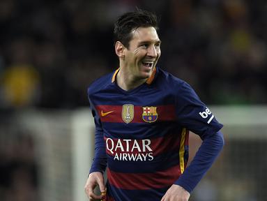 Bintang Barcelona, Lionel Messi tersenyum usai mencetak gol ke gawang Celta Vigo pada lanjutan La Liga Spanyol pekan ke-24 di Stadion Camp Nou, Barcelona. (AFP / Lluis Gene)