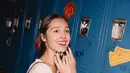 Olivia Rodrigo menonton pertunjukan Broadway sahabatnya, Sadie Sink, yang berjudul ‘John Proctor is the Villain’ di New York City. Ia tampil feminim mengenakan mini dress pastel yellow. [KateSpade]
