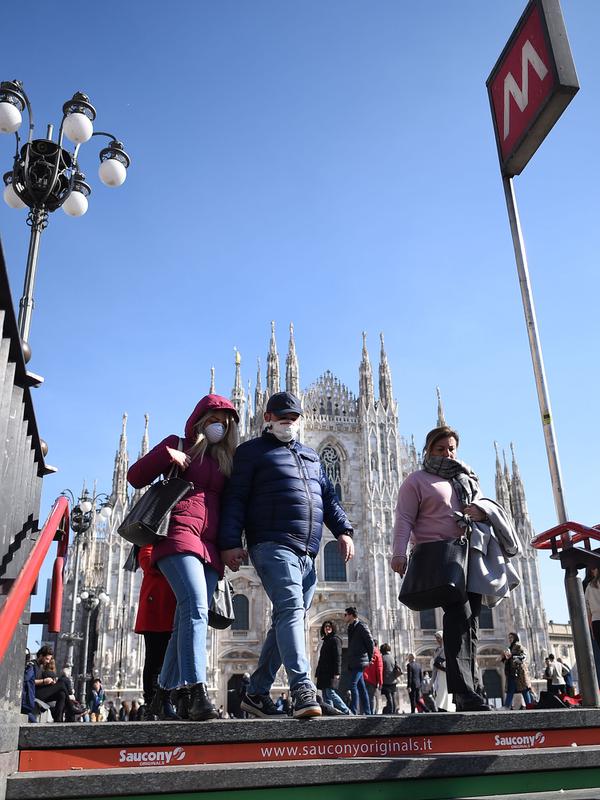 Warga mengenakan masker   berjalan masuk ke sebuah stasiun kereta bawah tanah di Milan, Italia (24/2/2020). enam orang meninggal dan 222 lainnya teruji positif infeksi COVID-19 di Italia. (Xinhua/Daniele Mascolo)