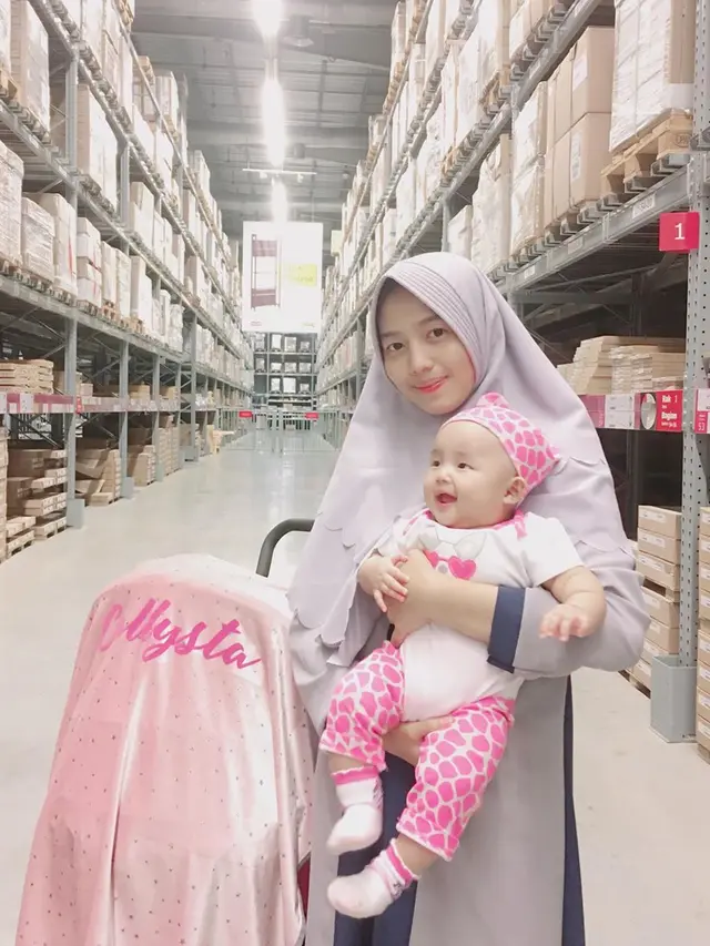 Jarang Tersorot, Ini 6 Potret Terbaru Dena Eks JKT 48 yang Sudah Menikah dan Punya Anak