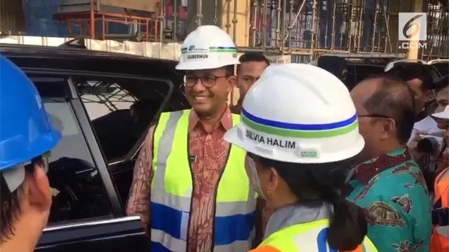 Gubernur DKI Jakarta mendapat oleh-oleh usai meninjau proyek MRT di Fatmawati.