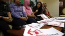 Anggota Fraksi PDIP MPR RI, Rieke Diah Pitaloka, Baiq Nuril, Kuasa Hukum Baiq Nurul, Joko Jumadi, SH, Komisioner Komnas Perempuan RI, Masruchah dan Wakil Ketua LPSK, Hasto Atmojo dalam Diskusi Empat Pilar MPR, Jakarta (21/11). Liputan6.com/Johan Tallo)