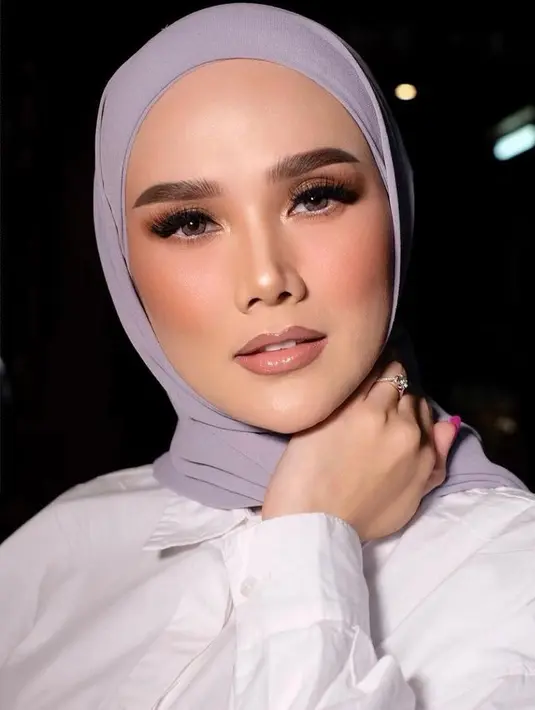 Mulan memilih eyeshadow warna cokelat, sementara lipstiknya berwarna nude. (Instagram/bennusorumba).