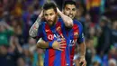 Striker Barcelona, Lionel Messi, tampak kecewa usai pertandingan melawan Eibar pada laga pekan terakhir La Liga di Camp Nou, Minggu (21/5/2017). Meski menang, Barcelona tetap gagal juara La Liga. (EPA/Alejandro Garcia)