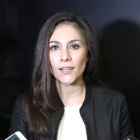 Wulan Guritno kembali bermain dalam film action berjudul ‘Bayang’. Menggambarkan action modern, Wulan kabarnya akan mempelajari bela diri taekwondo dengan Kang Cecep Arif Rahman.