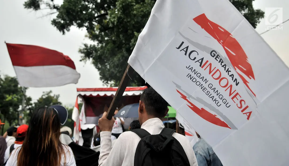 Massa GJI mendengarkan orasi saat menggelar aksi di depan Balai Kota, Jakarta, Kamis (29/11).  Aksi tersebut menuntut Gubernur DKI Jakarta Anies Baswedan untuk mencabut izin penyelanggaraan Reuni 212 pada 2 Desember 2018. (Merdeka.com/Iqbal S. Nugroho)