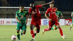 Penyerang Persebaya Surabaya, Samsul Arif, mendapatkan pengawalan ketat dari bek Persik Kediri, OK John, pada matchday pertama Grup C Piala Menpora 2021. (Bola.com/M. Iqbal Ichsan)