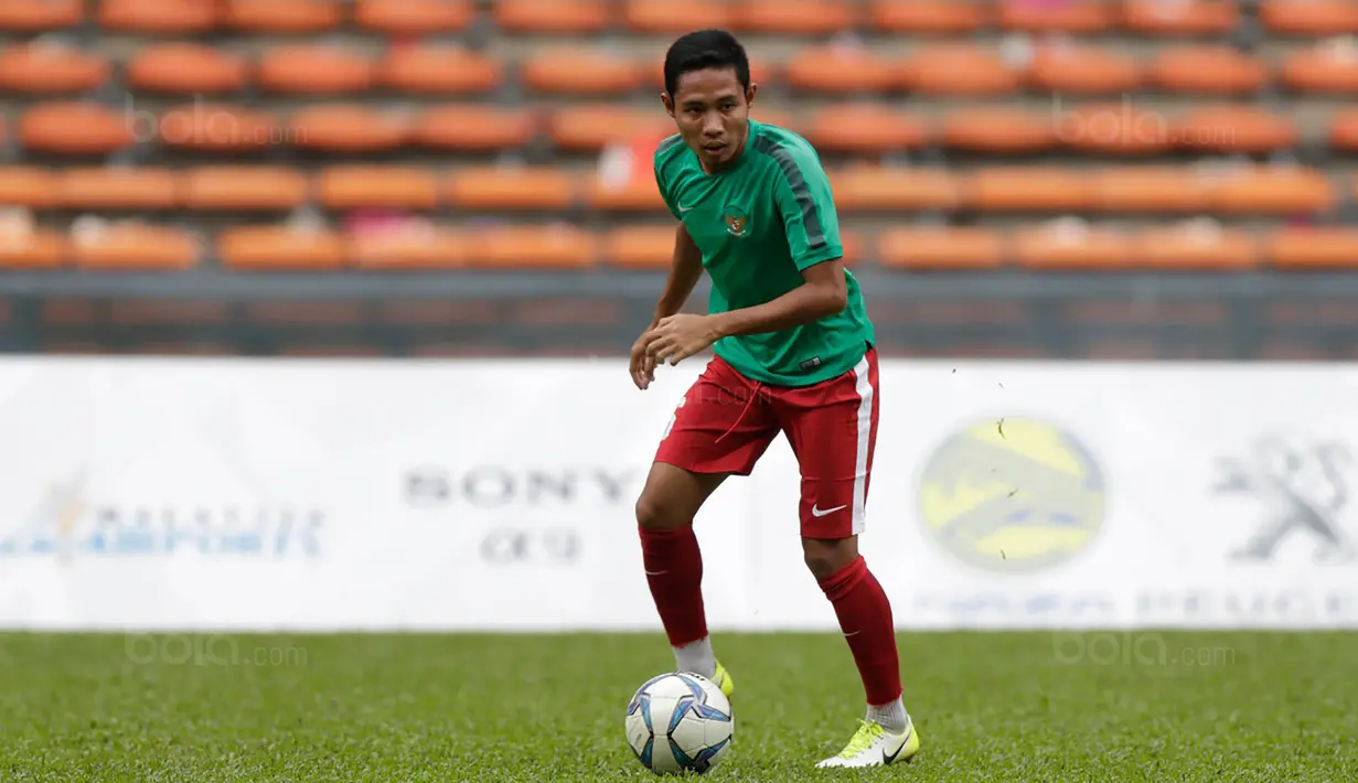 Gelandang Timnas Indonesia, Evan Dimas, melakukan latihan jelang laga melawan Kamboja  di Stadion Shah Alam, Selangor, Kamis, (24/8/2017). Indonesia akan menjalani laga penentuan melawan Kamboja. (Bola.com/Vitalis Yogi Trisna)