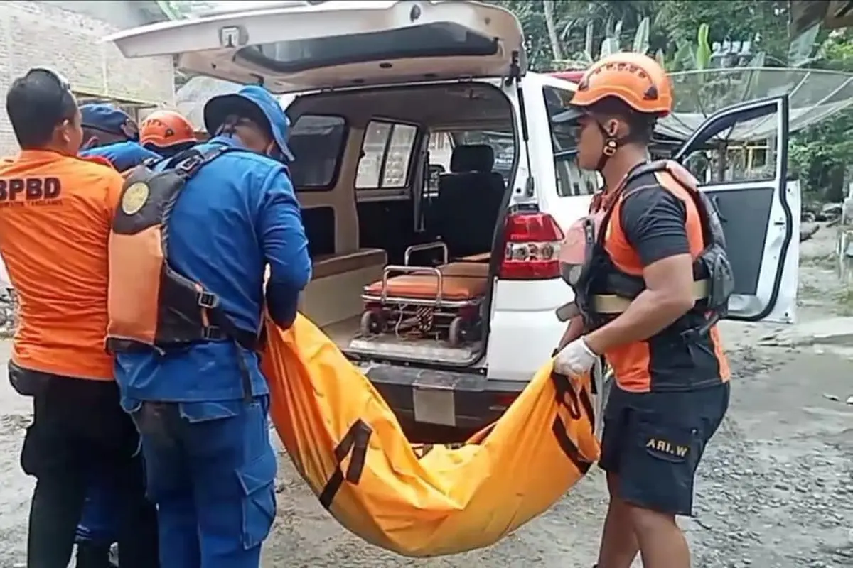 Proses evakuasi jasad Painah, korban hilang yang diduga diterkam buaya di Sungai Semaka. Foto : (Istimewa).