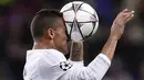 Bek Real Madrid, Danilo, menyundul bola saat melawan AS Roma dalam laga leg kedua babak 16 besar Liga Champions di Stadion Santiago Bernabeu, Madrid, (8/3/2016). (AFP/Javier Soriano)