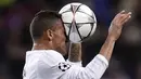 Bek Real Madrid, Danilo, menyundul bola saat melawan AS Roma dalam laga leg kedua babak 16 besar Liga Champions di Stadion Santiago Bernabeu, Madrid, (8/3/2016). (AFP/Javier Soriano)