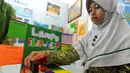 Murid SDN Puspiptek menjelaskan lampu flip flop ciptaannya selama PIF 2018 di Tangsel, kamis (27/9). PIF 2018 merupakan wadah berinovasi bagi peneliti dan inovator untuk menunjukkan hasil penelitian kepada masyarakat. (Merdeka.com/Arie Basuki)