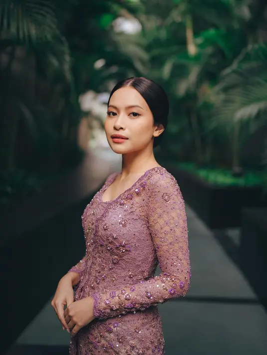 Rambutnya disanggul rapi dan wajahnya dipoles dengan makeup flawless, pesona bintang film Kembang Api ini semakin terpancar. Pamer senyuman manis, Hanggini bikin netizen terkesima. Meski tidak kenakan aksesori seperti anting ataupun kalung untuk mendukung penampilannya, namun tak dipungkiri Hanggini tetap cantik dan banyak yang memuji penampilannya. (Liputan6.com/IG/@hanggini)