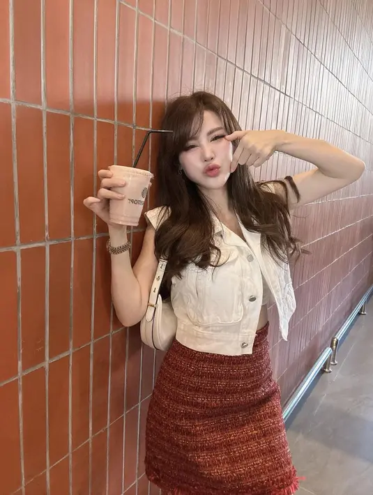 Semakin pede dengan look-nya, Emily Young Ryu mulai dikenal sebagai selebgram. [Instagram.com/emilyyoungryu]