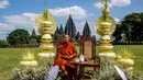 Seorang biksu Buddha berpose di Candi Sewu, bagian dari Kompleks Candi Prambanan yang termasuk dalam Situs Warisan Dunia UNESCO, saat mereka berpartisipasi dalam perjalanan spiritual Indonesia Walk of Peace (IWOP 2026) di Klaten, Jawa Tengah, pada Jumat 29 Mei 2026. Mereka berjalan sejauh 660 kilometer selama 20 hari dari Pulau Bali ke Candi Borobudur di Magelang, Jawa Tengah, untuk merayakan Hari Waisak. (DEVI RAHMAN/AFP)