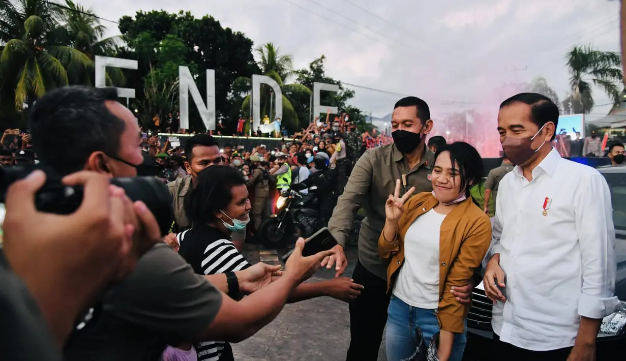 Presiden Joko Widodo berfoto dengan warga di Simpang Lima, Kabupaten Ende, Provinsi Nusa Tenggara Timur (NTT), Selasa (31/5/2022). Warga sangat antusias menyambut kehadiran Presiden dan Ibu Iriana. Di sini, Presiden dan Ibu Iriana membagikan buku dan sempat berfoto dengan warga. (Foto: Laily Rachev - Biro Pers Sekretariat Presiden)