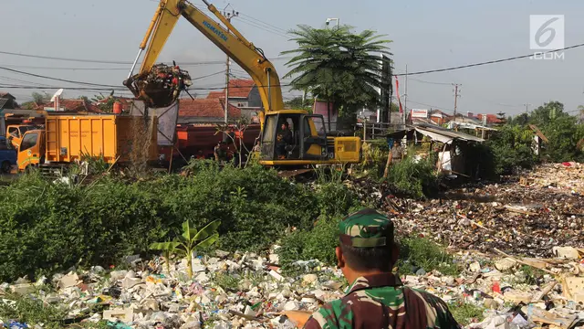 Personel TNI Bersihkan Kali Baru