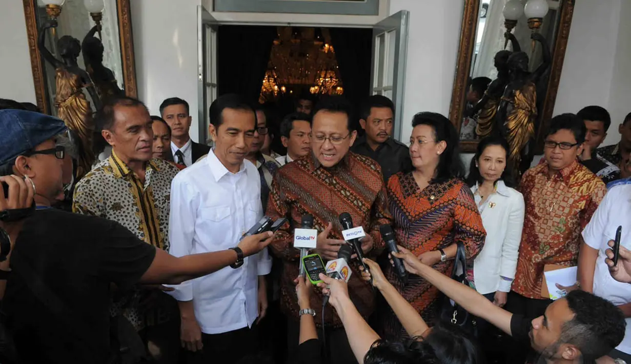 Presiden Terpilih Jokowi dan Ketua DPD RI Irman Gusman saat memberikan keterangan pers usai menggelar pertemuan di sebuah restoran kawasan Cikini, Jakarta, (11/9/14). (Liputan6.com/Herman Zakharia)
