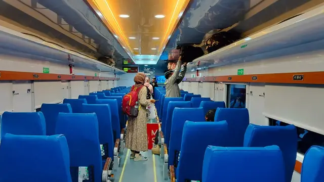 Ilustrasi kereta api jarak jauh kelas ekonomi