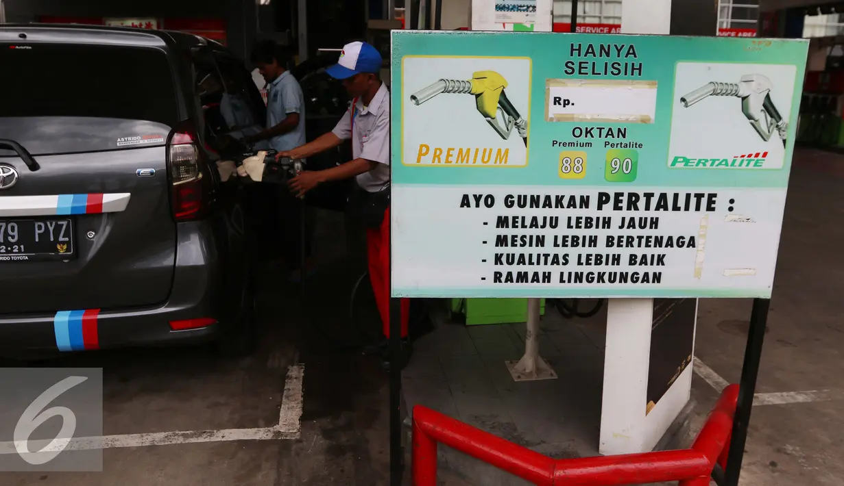Petugas mengisi BBM kendaraan konsumen di SPBU, Jakarta, Kamis (5/1). PT Pertamina (Persero) menaikan harga Bahan Bakar Minyak Umum jenis Pertamax Series, Pertalite, dan Dexlite Rp 300 per liter. (Liputan6.com/Angga Yuniar)