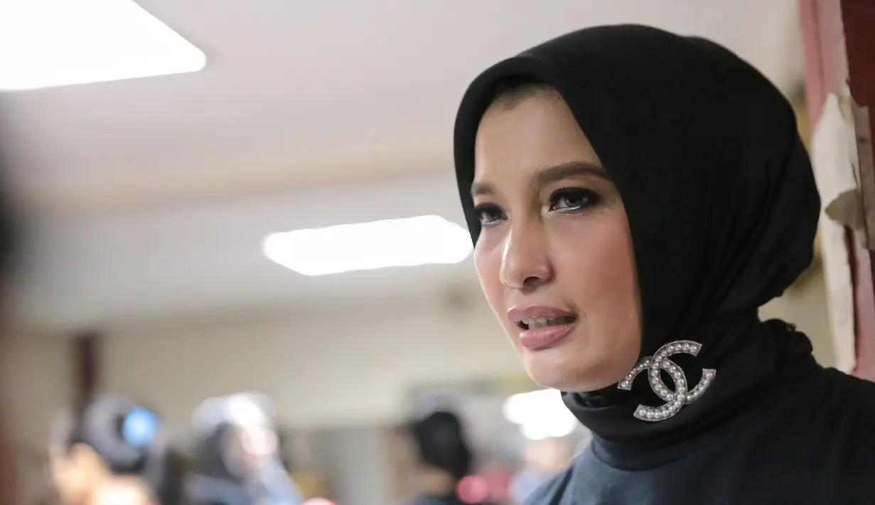 Menurut aktris sekaligus anggota Dewan Perwakilan Rakyat (DPR) yang satu ini mengatakan bahwa terdapat dua sisi yang bisa dilihat dari ditutupnya Alexis, baik dari sisi positif maupun negatifnya. (Adrian Putra/Bintang.com)