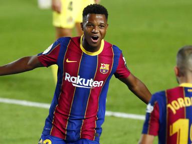 Penyerang Barcelona, Ansu Fati, melakukan selebrasi usai mencetak gol ke gawang Villareal pada laga Liga Spanyol di Stadion Camp Nou, Senin (28/9/2020). Barcelona menang dengan skor 4-0. (AP Photo/Joan Monfort)