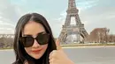 Tengah berada di Paris, pemain film Garis Waktu ini tak lupa mengabadikan momen selama di sana. Dengan latar Menara Eiffel, Anya Geraldine berpose cantik dengan kacamata hitam.(Liputan6.com/IG/@anyageraldine)