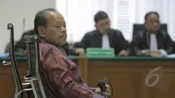 Sutan Bhatoegana saat menjalani sidang dakwaan di Pengadilan Tindak Pidana Korupsi (Tipikor), Jakarta, Kamis (16/04/2015). Sutan didakwa menerima hadiah atau gratifikasi dari Sekjen ESDM, Waryono Karyo sebesar USD 140 ribu. (Liputan6.com/Andrian M Tunay)