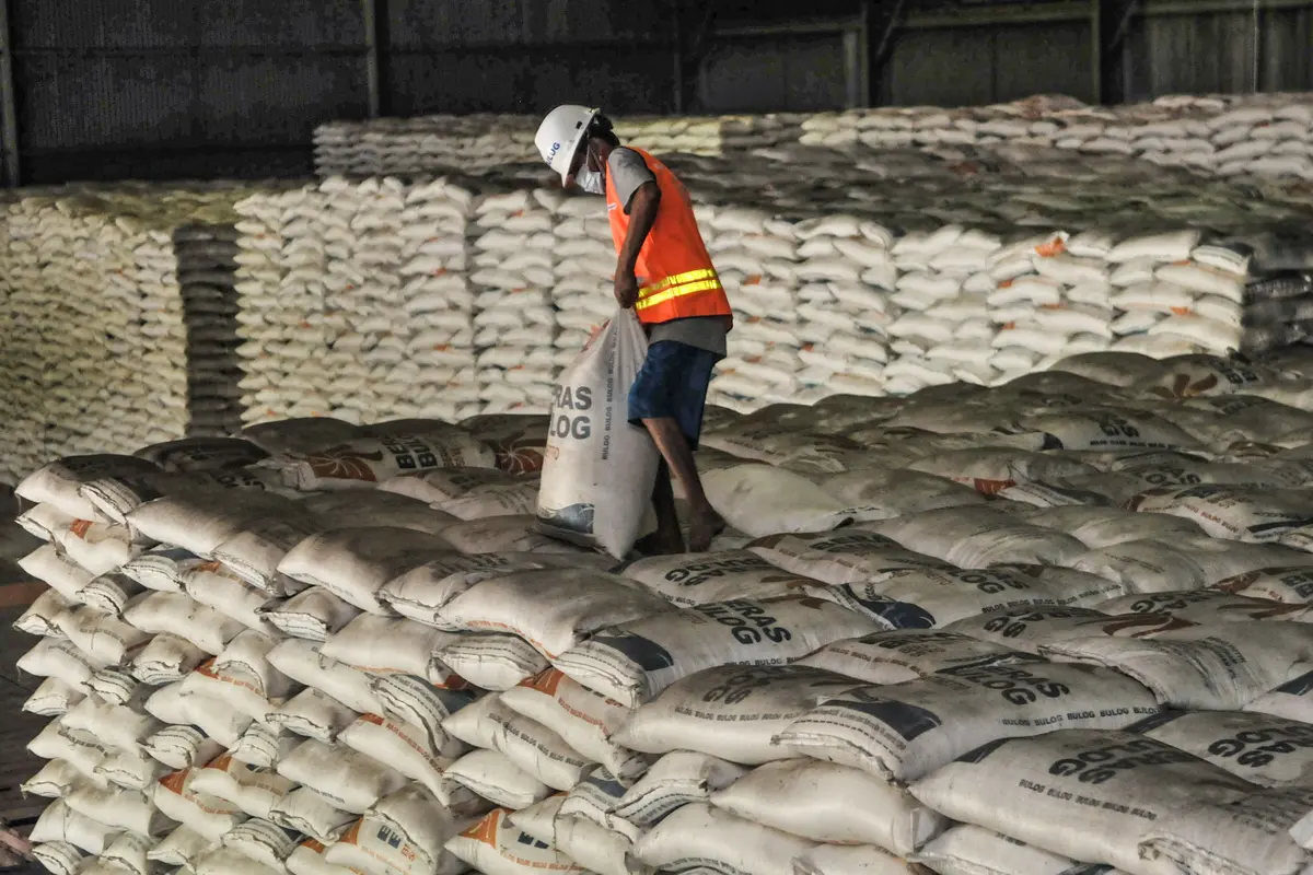 Ratusan Ribu Ton Beras Tak Terpakai di Gudang Bulog