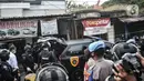 Tim Gegana mengamankan barang bukti dari penggerebekan rumah milik terduga teroris di kawasan Condet, Jakarta, Senin (29/3/2021). Barbuk antara lain 5 bom aktif dan jenis bom sumbu yang siap digunakan, 5 toples bahan peledak serta bom yang siap digunakan seberat 1,5 kg. (merdeka.com/Iqbal S Nugroho)
